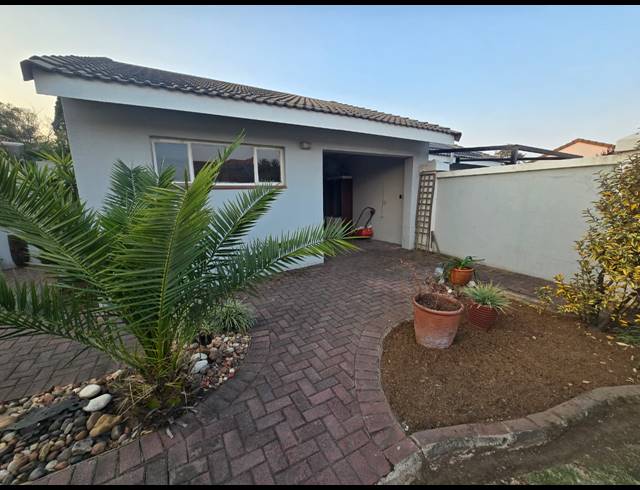2 BEDROOM TOWNHOUSE TO LET IN THREE RIVERS PROPER